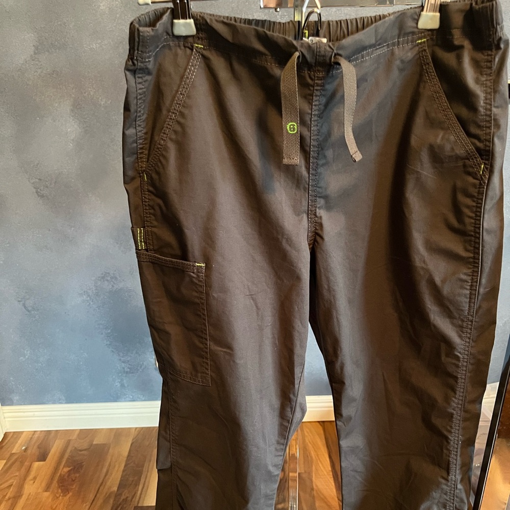 Wonder wink scrub pants. Gray in color. Size medium. New without tags.